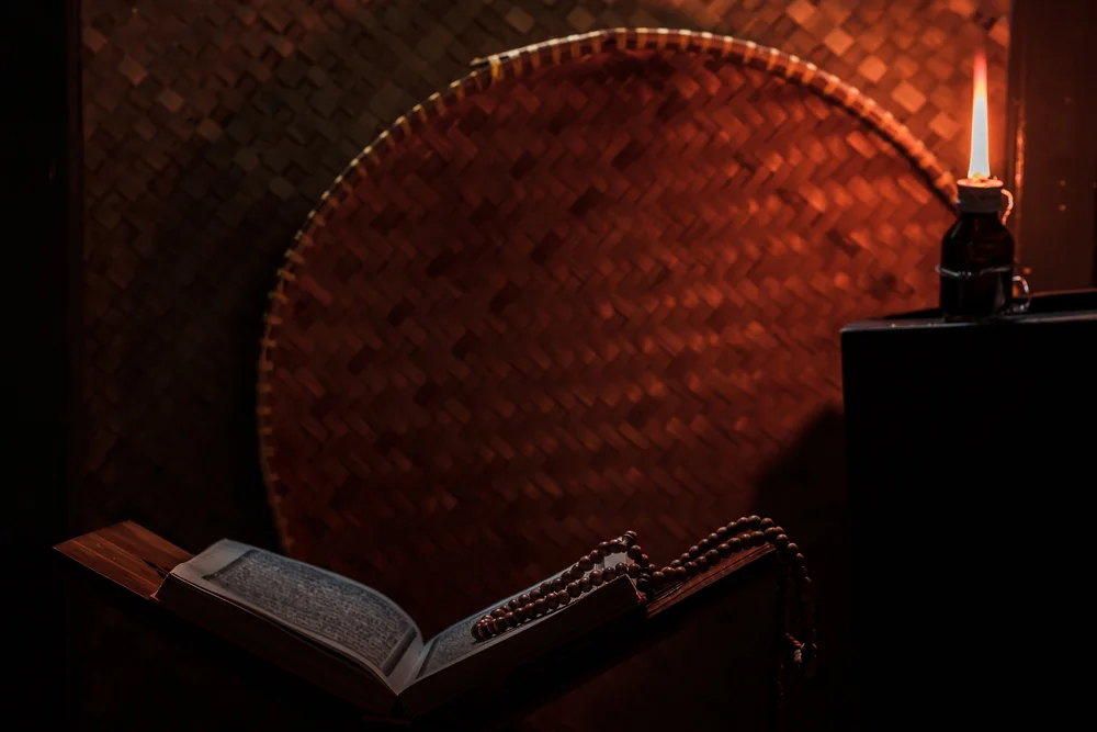 مائة كتاب تراثي لترسيخ البناء الفكري المعاصر 2 وسبحة الصلاة الإسلامية أو التسبيح على رف أو حامل خشبي للكتب الرمضاني. مائة كتاب تراثي لترسيخ البناء الفكري المعاصر