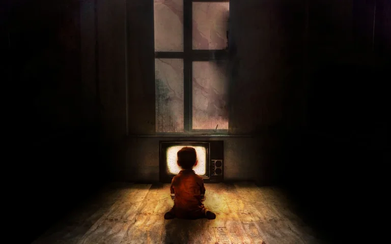 متلقي طفل أمام التلفاز